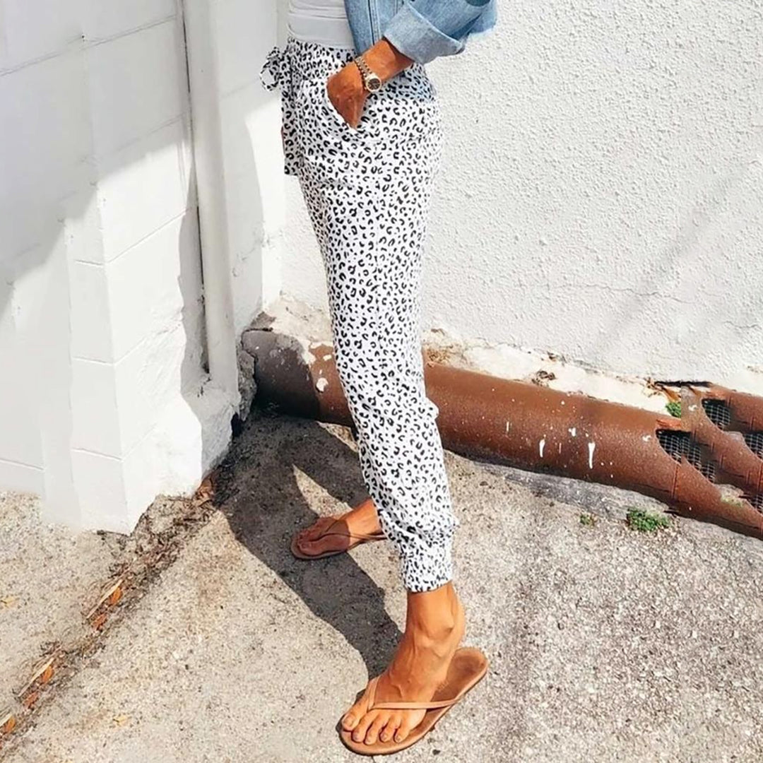 Kleo – Freizeithose Damen – Bequem mit Leopardenmuster und Elastischem Bund