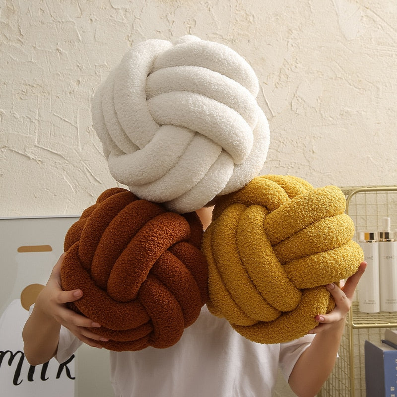 LUMA – Knotenkissen aus Bouclé