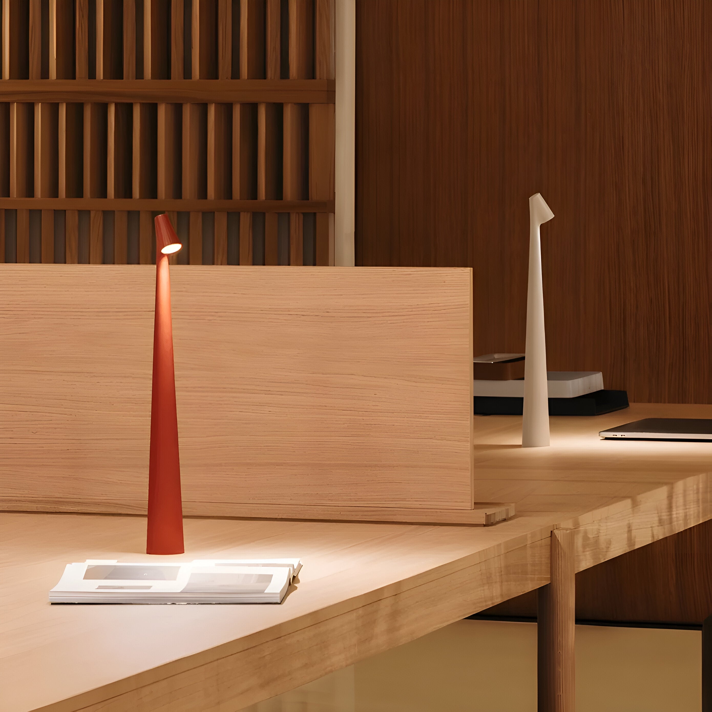 Liora – Elegante LED Tischlampe, kabellos & dimmbar