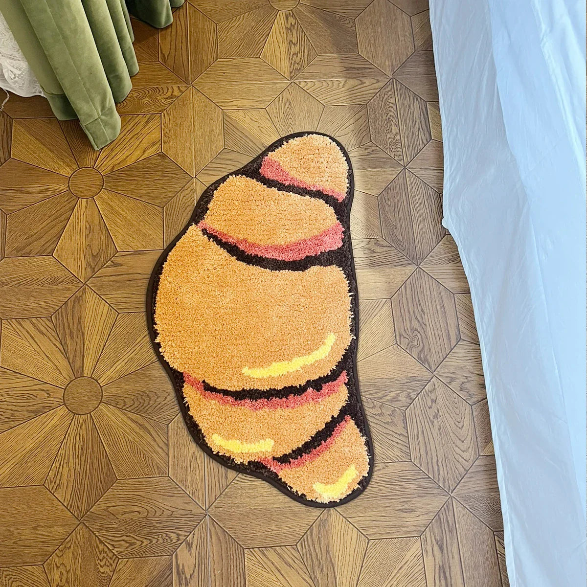 PetitMo – Croissant-Teppich mit rutschfester Unterseite (70 × 40 cm)