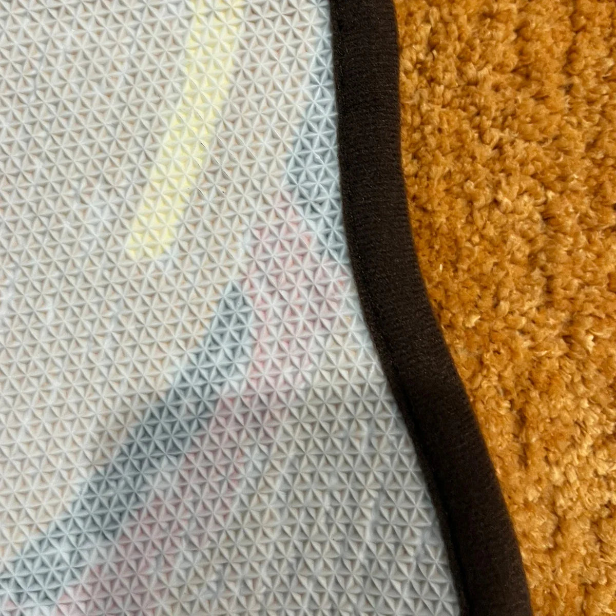 PetitMo – Croissant-Teppich mit rutschfester Unterseite (70 × 40 cm)