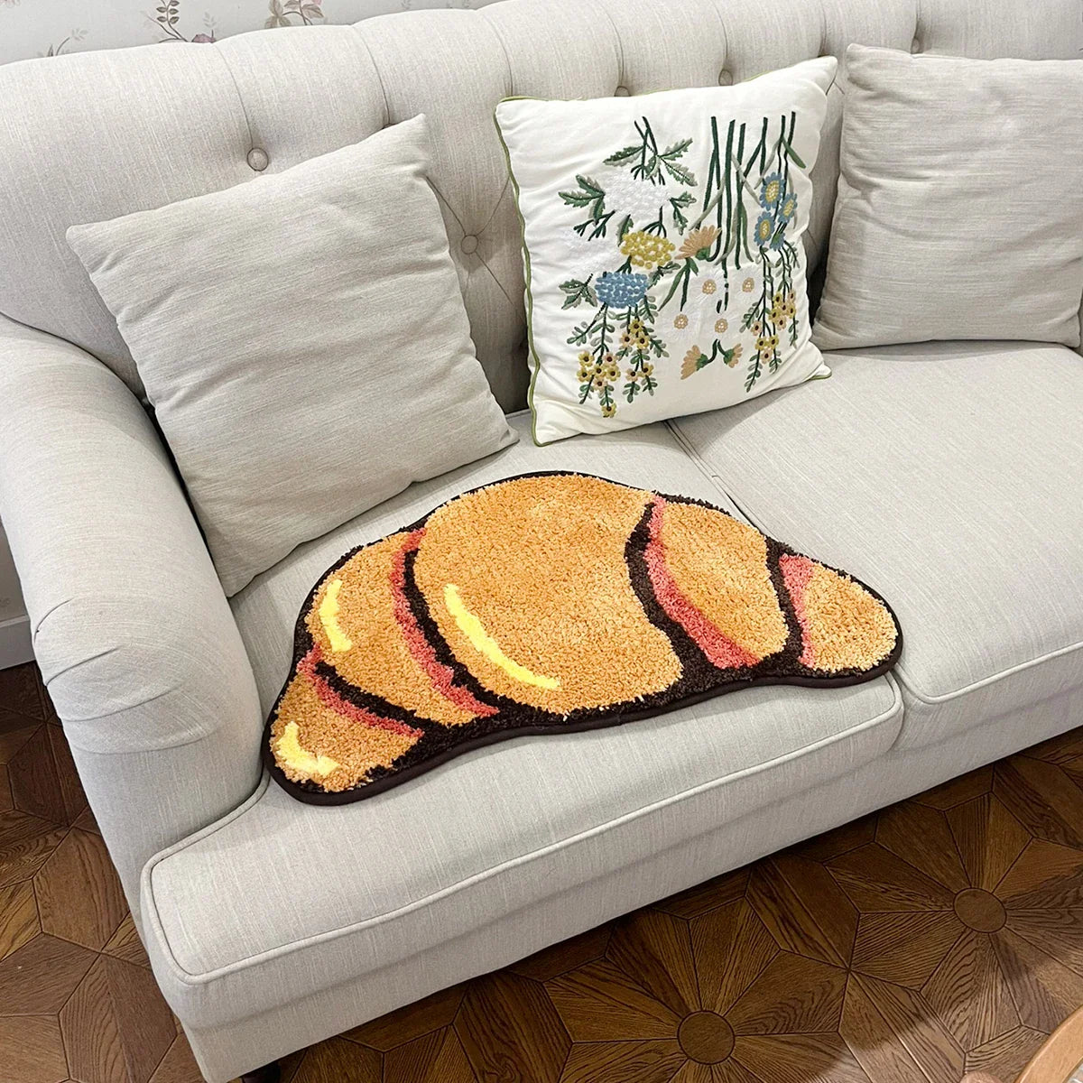PetitMo – Croissant-Teppich mit rutschfester Unterseite (70 × 40 cm)