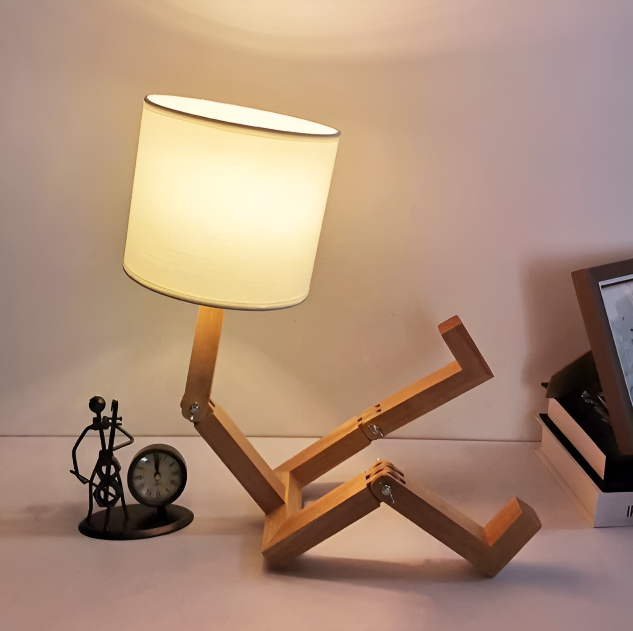 Woodlo – Flexible LED-Roboterlampe aus Massivholz