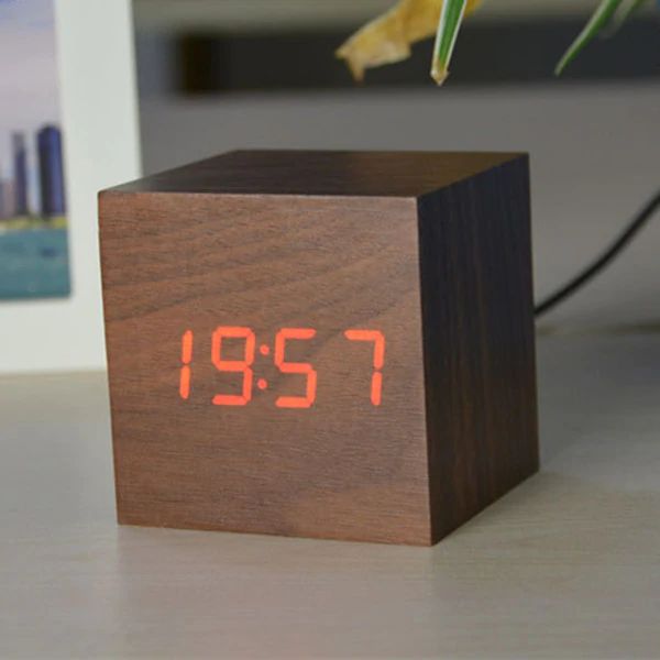 Digitale Tischuhr – Modernes Würfeldesign aus Holz – Präzise Zeitmessung für Büro und Zuhause 0