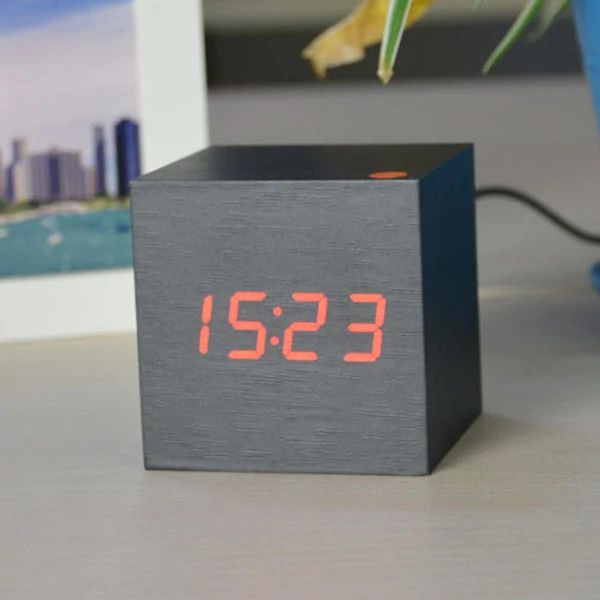 Digitale Tischuhr – Modernes Würfeldesign aus Holz – Präzise Zeitmessung für Büro und Zuhause 6