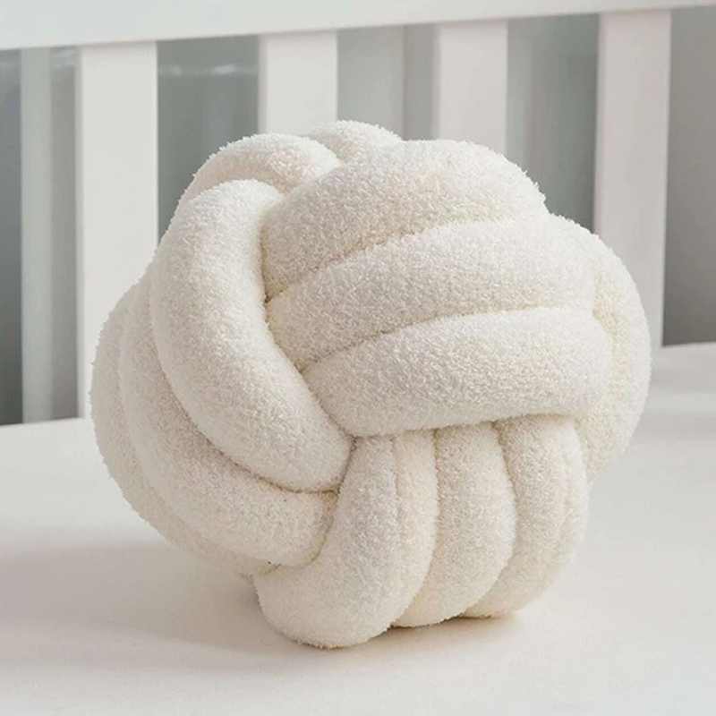 LUMA – Knotenkissen aus Bouclé