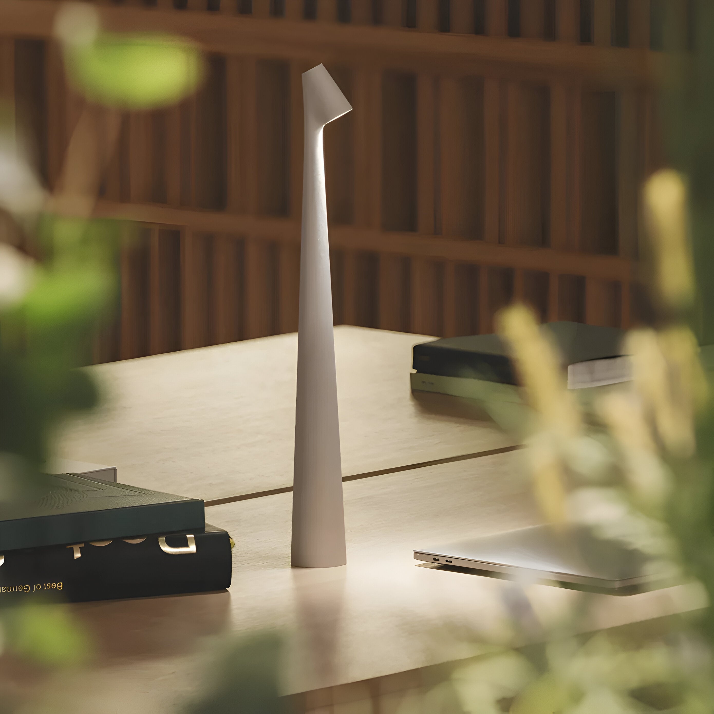 Liora – Elegante LED Tischlampe, kabellos & dimmbar