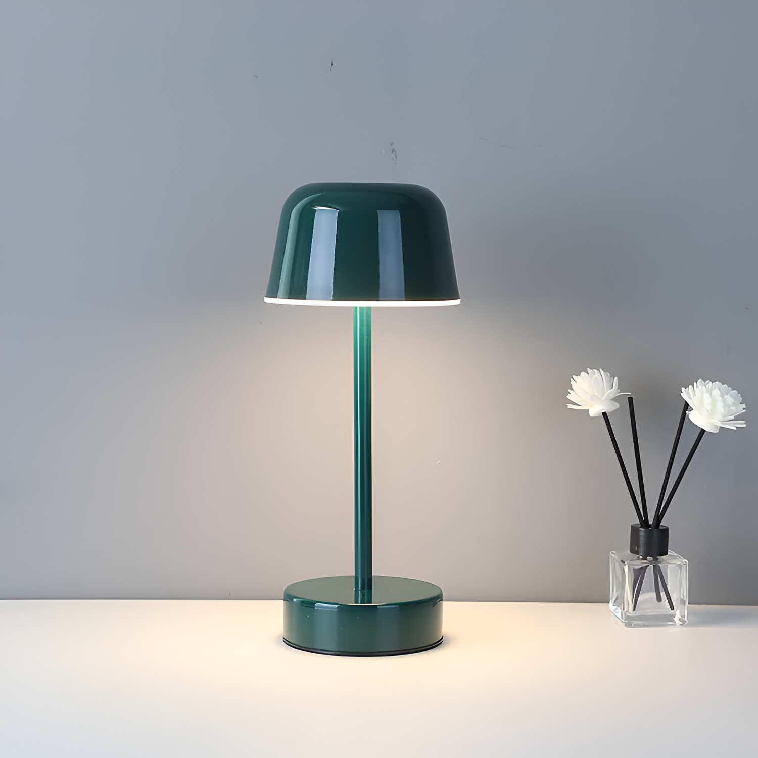 Liora – Kabellose Retro-LED-Tischleuchte in buntem Design