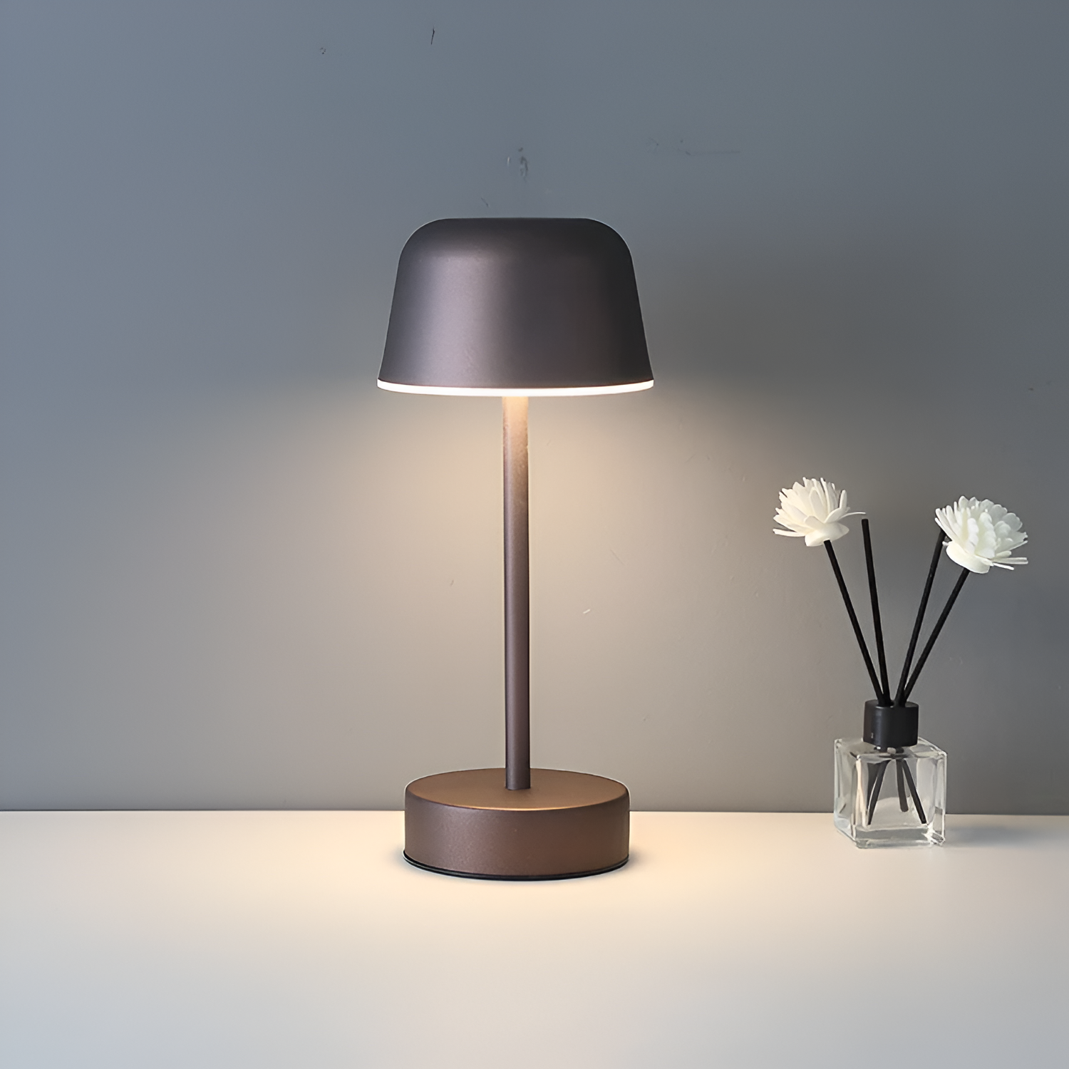Liora – Kabellose Retro-LED-Tischleuchte in buntem Design
