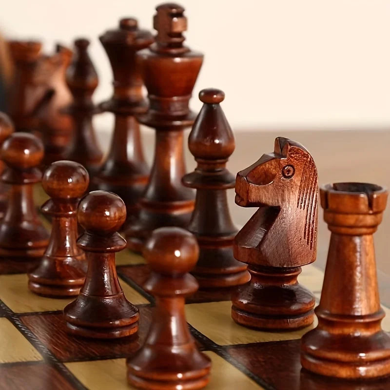 Strategio – Faltbares Schachspiel aus Holz mit Filzspielbrett