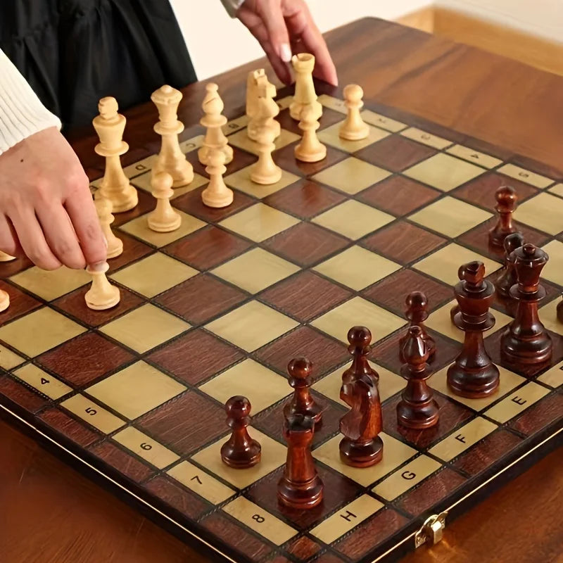 Strategio – Faltbares Schachspiel aus Holz mit Filzspielbrett